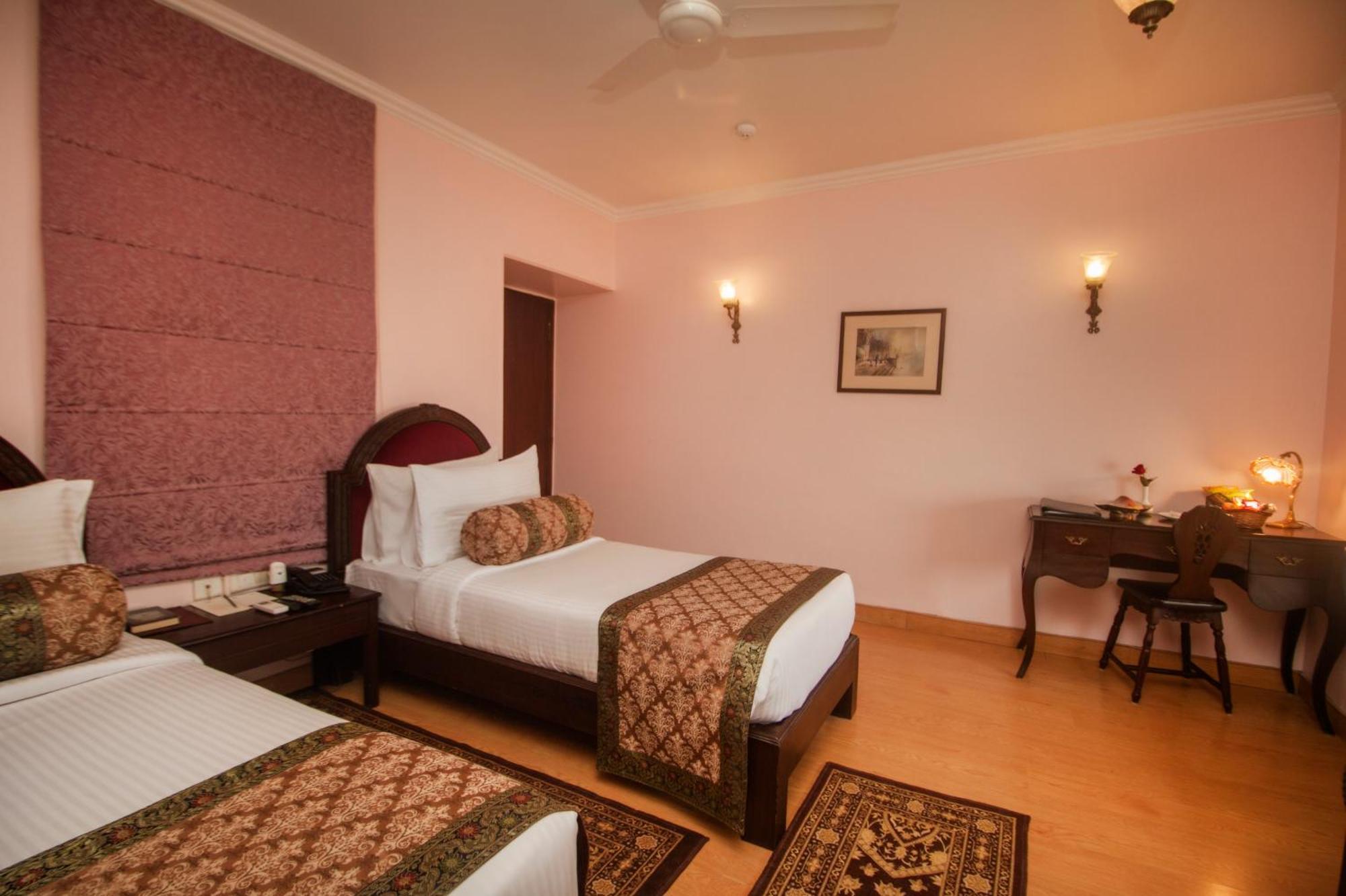 Отель Amritara Suryauday Haveli Варанаси Экстерьер фото