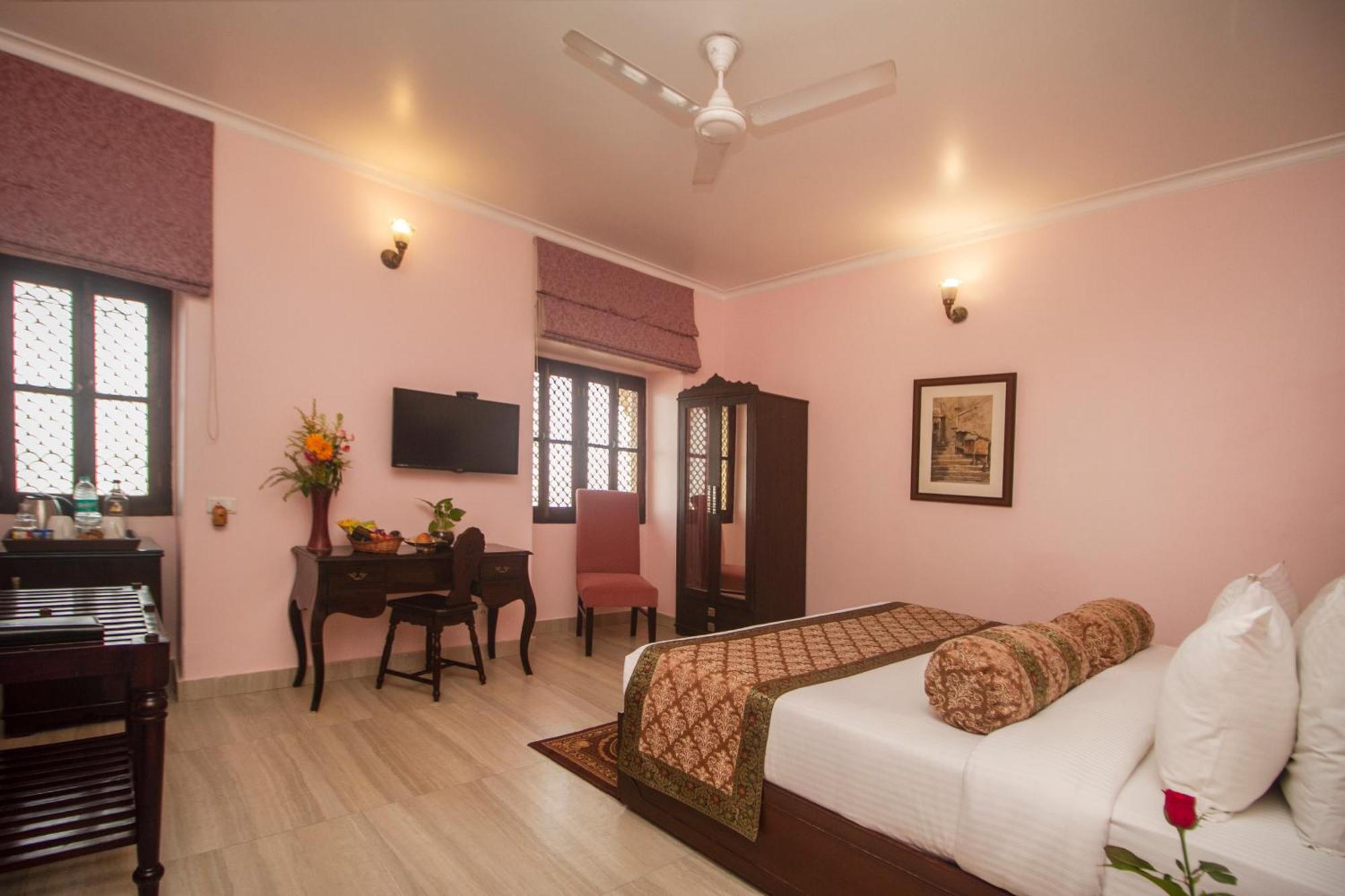 Отель Amritara Suryauday Haveli Варанаси Экстерьер фото